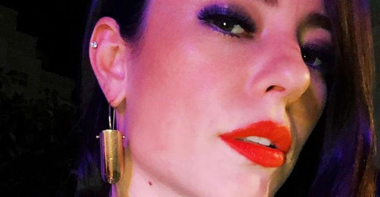Paolla Oliveira empina o bumbum e leva web ao delírio: ”Basiquinha”