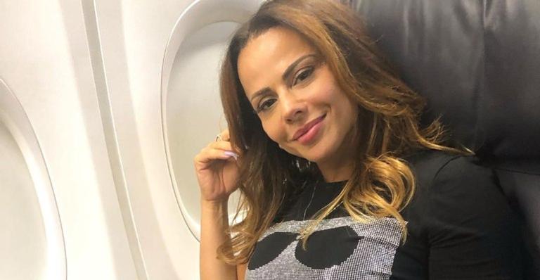 De férias, Viviane Araújo se arrisca como cantora em noite de farra com amigos