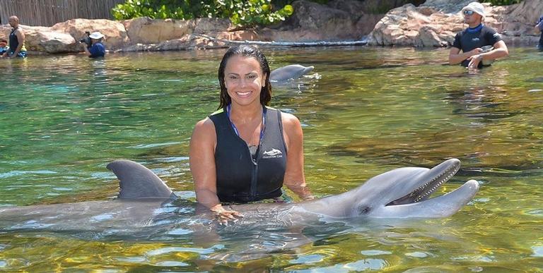 Viviane Araújo é acusada na web ao posar com golfinho: ”Contribuindo com a exploração do animais”