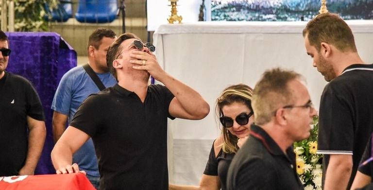 Ao lado da mãe, Wesley Safadão chora compulsivamente no velório de Gabriel Diniz