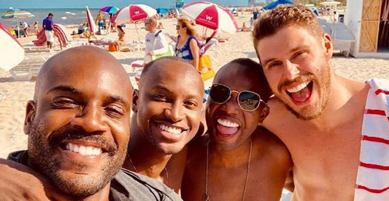 Thiaguinho curte dia de folga com os amigos em hotel no valor de R$ 40 mil