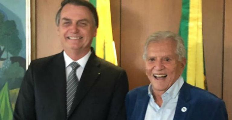 Carlos Alberto de Nóbrega se encontra com Jair Bolsonaro e afirma: ”Vai tirar a gente do buraco”