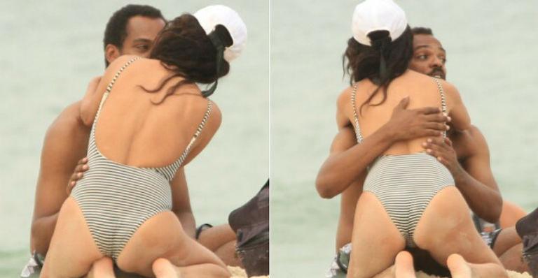 Claudia Ohana é flagrada com Rocco Pitanga na praia