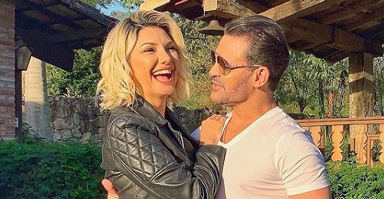 Eduardo Costa compartilha clique em que aparece beijando Antonia Fontenelle