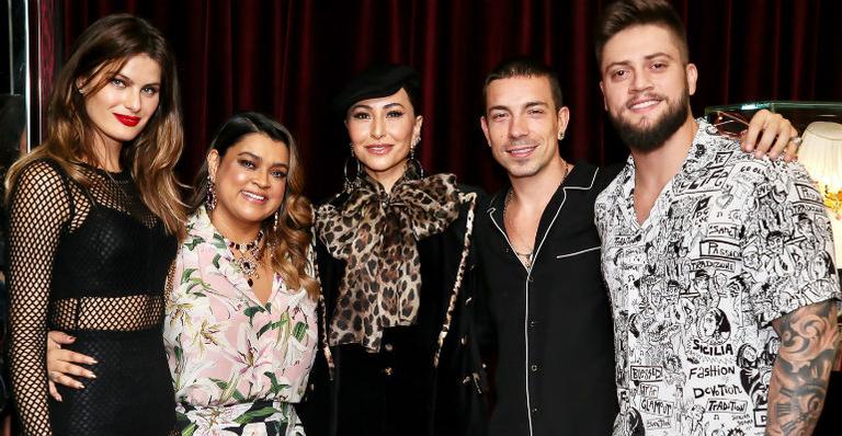 Famosos se reúnem em evento fashion na capital paulista e exibem looks estilosos