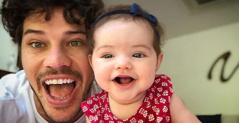 José Loreto ganha beijão da filha Bella em momento fofíssimo