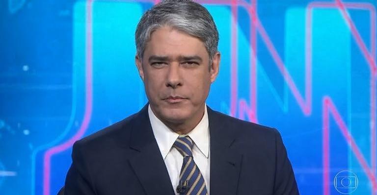 De shorts e camiseta, William Bonner é flagrado exercitando o corpão