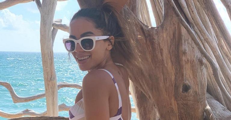 Anitta opta por look esplendoroso e ostenta marquinhas sensuais na Indonésia