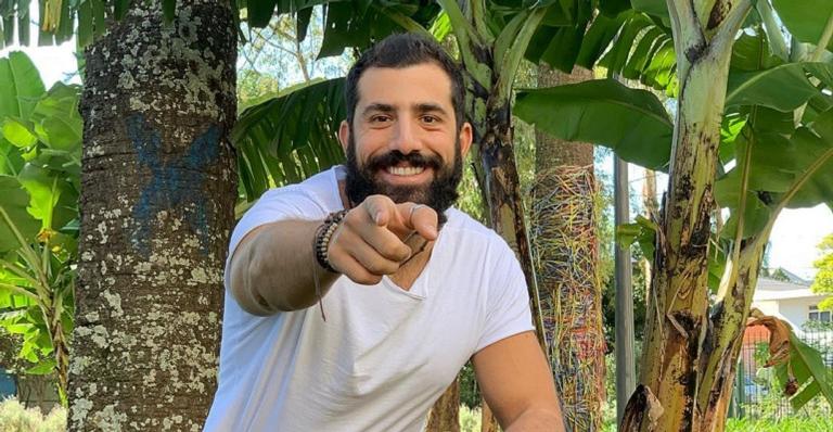 Kaysar muda drasticamente o visual e encanta internautas: ”Muito galã”