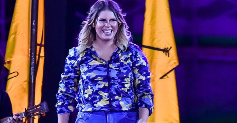 Namorado de Marília Mendonça prestigia cantora e assiste show na coxia