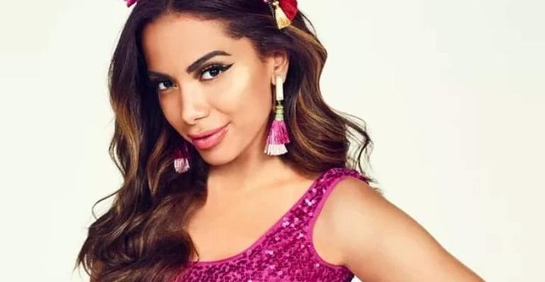 De férias em Bali, Anitta mostra todo o bumbum com fio dental