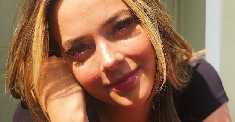 Carol Dantas se emociona ao ver seu luxuoso convite de casamento: ”Tá lindo”