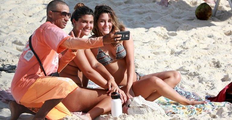 Giulia Costa e filha de Fátima Bernardes são flagradas de biquíni tomando sol