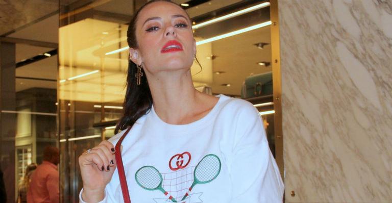 Paolla Oliveira aparece com look grifado em evento e rouba a cena
