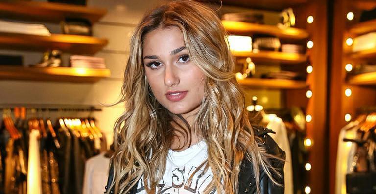 Sasha Meneghel aparece em foto rara e mostra corpão na academia