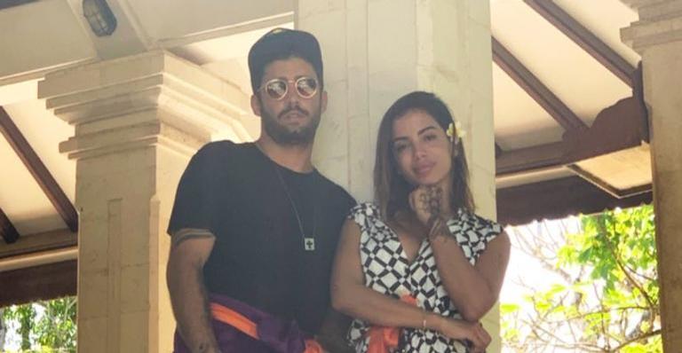 Após assumir o relacionamento, Pedro Scooby posta foto agarradinho com Anitta e sogro