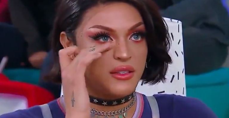 Pabllo Vittar chora ao falar de quando sofria preconceito na escola no ‘Programa da Maísa’