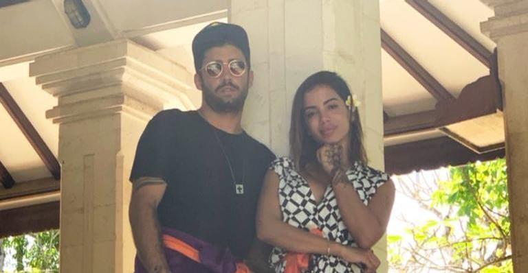 Após polêmicas, Anitta e Pedro Scooby protagonizam clique intimista: ”Paz e amor”