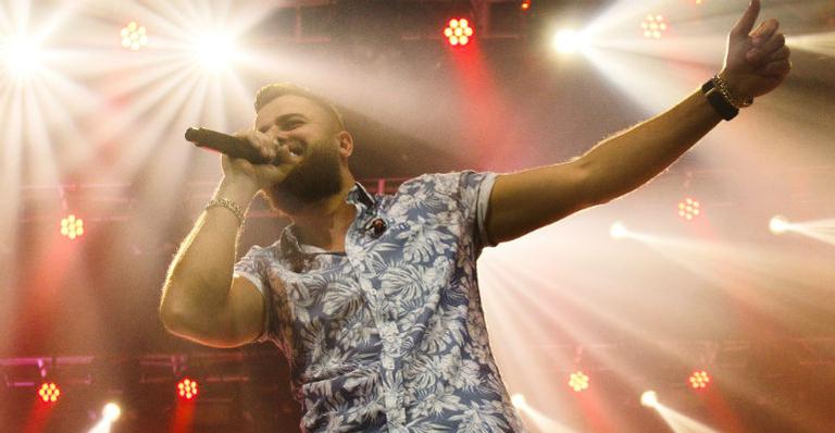 Zé Neto se apresenta sozinho em show após cirurgia de Cristiano