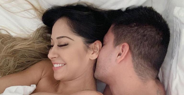 Mayra Cardi esquenta as temperaturas das redes sociais com Arthur Aguiar