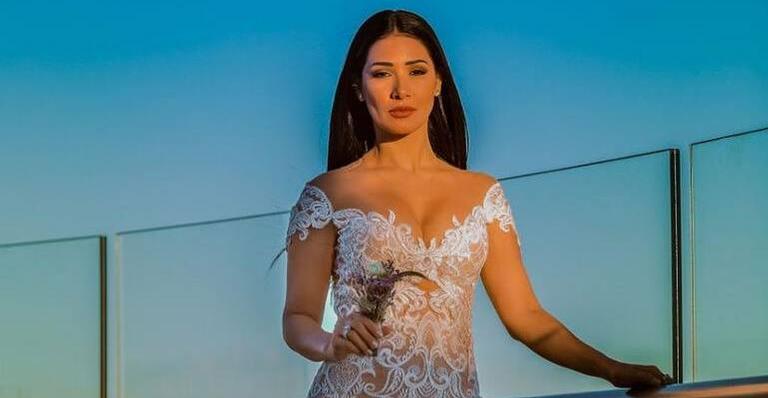 Dentro de carro luxuoso, Simaria coloca curvas para jogo com roupa muito sensual