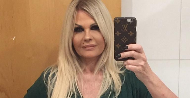 Monique Evans surge totalmente nua e relembra costume antigo: ”Saudades”