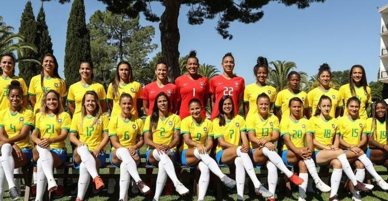 Jogadoras da Seleção Brasileira cantam Sandy e Júnior antes da estreia na Copa
