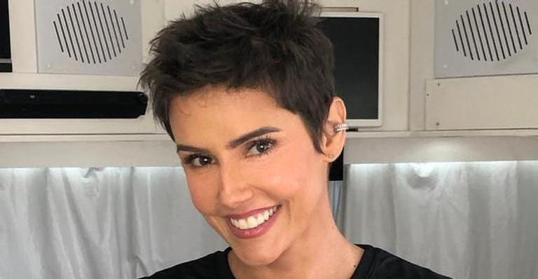Deborah Secco sensualiza de lingerie vermelha e enlouquece fãs