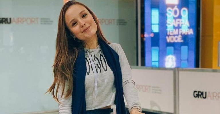 Larissa Manoela relembra look ousadíssimo em que apareceu com decote