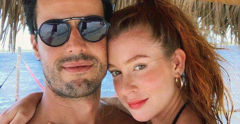 Com o bumbum empinado, Marina Ruy Barbosa posa ao lado do marido e chama muita atenção