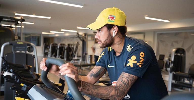 Com semblante decepcionado, Neymar deixa partida da Seleção Brasileira
