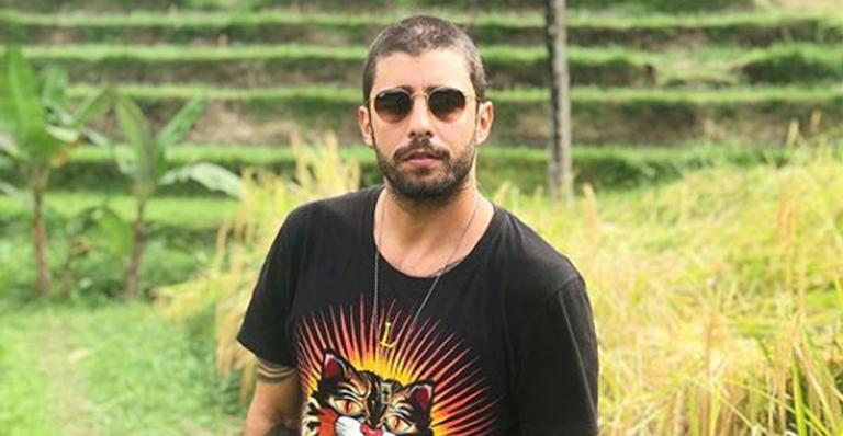 Após assumir romance com Anitta, Pedro Scooby exibe barriga sarada na Indonésia