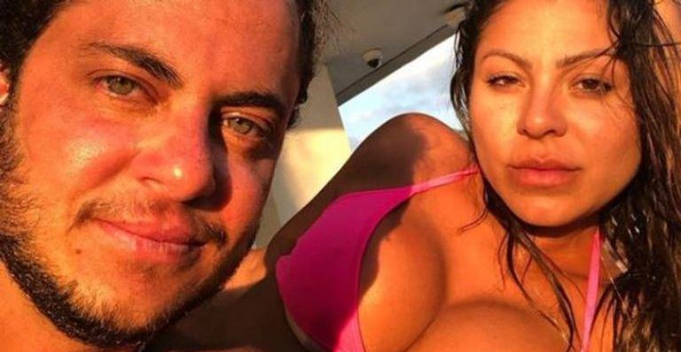Thammy Miranda ousa com a esposa e usa cantada de Neymar