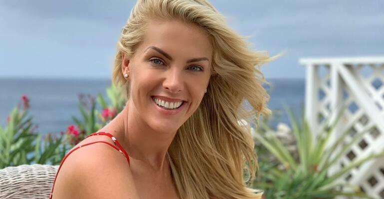 De biquíni, Ana Hickmann mostra tatuagem na costela