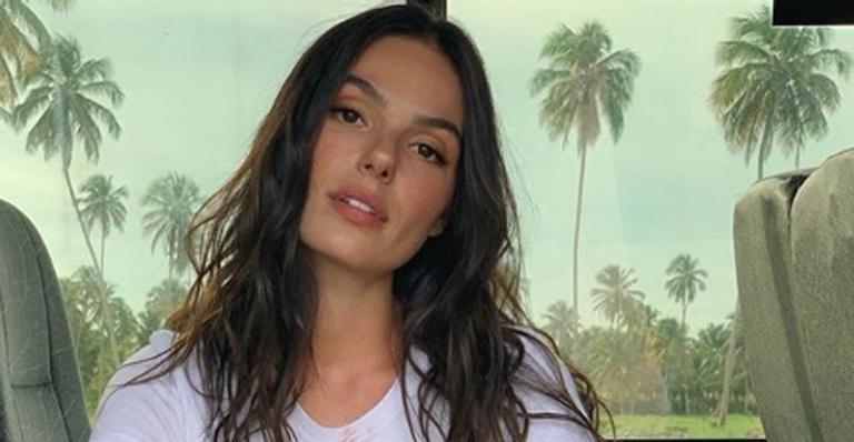 De biquíni, Isis Valverde esbanja boa forma em foto de praia