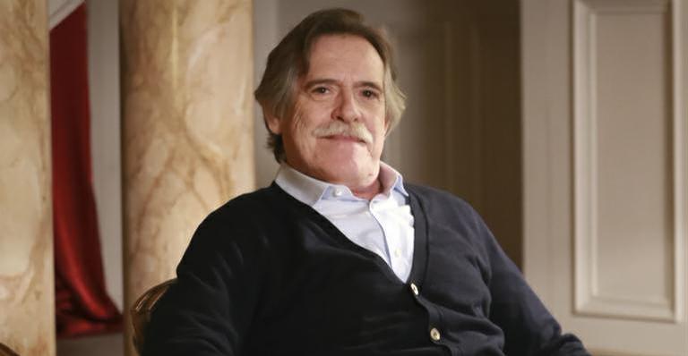51 anos mais nova, namorada de José de Abreu posa na cama com o ator