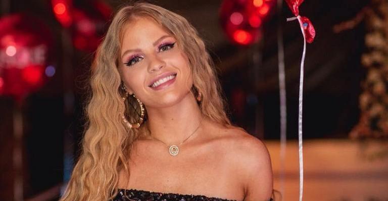 Com biquíni ousado, Luísa Souza deixa metade dos seios à mostra