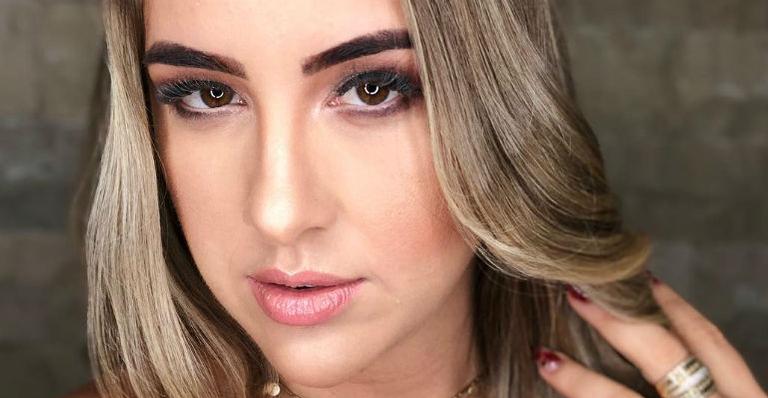 Patrícia Leitte exibe marquinha após bronzeado com biquíni de fita
