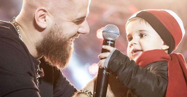 Com ausência de Cristiano, Zé Neto sobe ao palco ao lado do filho, José