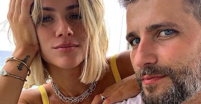 Giovanna Ewbank faz topless e Bruno Gagliasso tampa os seios da esposa com abraço
