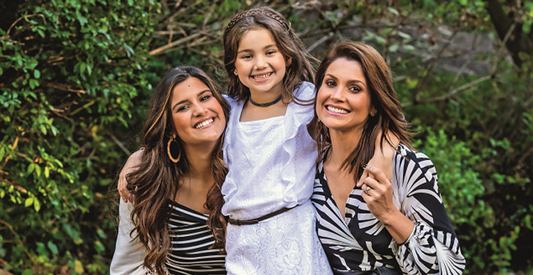 Flávia Alessandra não segura as lágrimas ao receber surpresa de Giulia e Olivia Costa