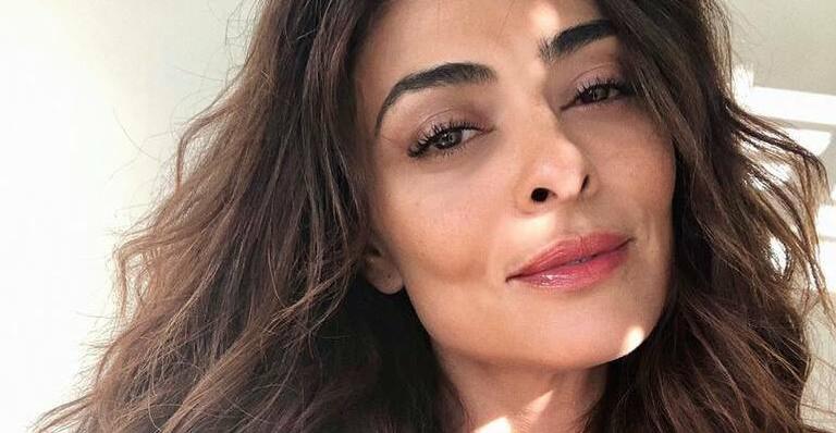 De lingerie, Juliana Paes joga o bumbum empinado para cima e encanta