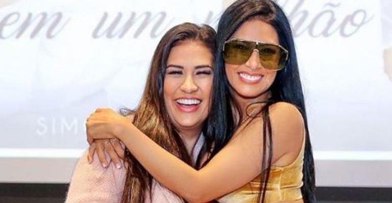 Decotadíssimas, Simone e Simaria apostam em looks ousados e chamam atenção