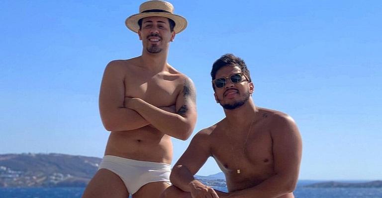Iguais, Carlinhos Maia e marido Lucas Guimarães posam com sungas idênticas em lua de mel