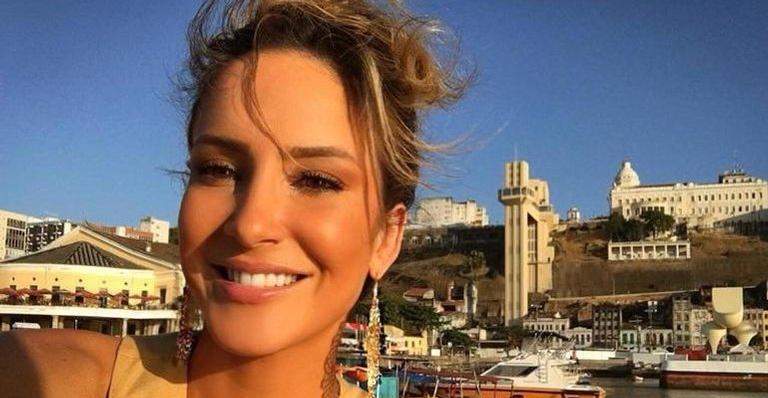 Pelas redes sociais, Claudia Leitte mostra quem fica mais tempo mexendo em sua barriga