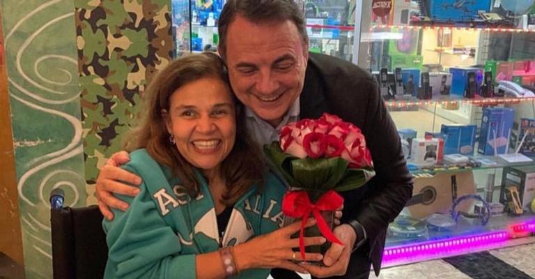 Completando 49 anos, Cláudia Rodrigues comemora aniversário em shopping e ganha flores