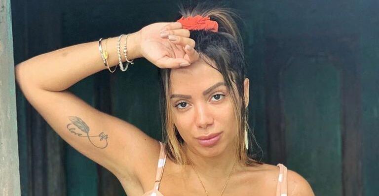 Depois de viajar com o namorado, Anitta se apresenta pela primeira vez