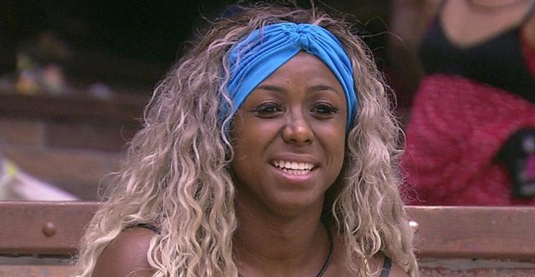 Lembra dela? Ex-BBB Adélia perde 35 kg e surge irreconhecível após harmonização facial