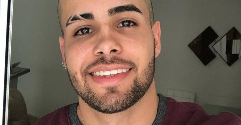 Jerry Smith choca a web ao compartilhar clique com a namorada e beleza da gata chama atenção