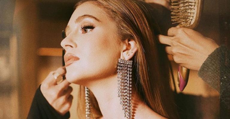 Marina Ruy Barbosa responde fã sobre pressão com beleza e brinca: ”Teria virado um ET se ligasse”